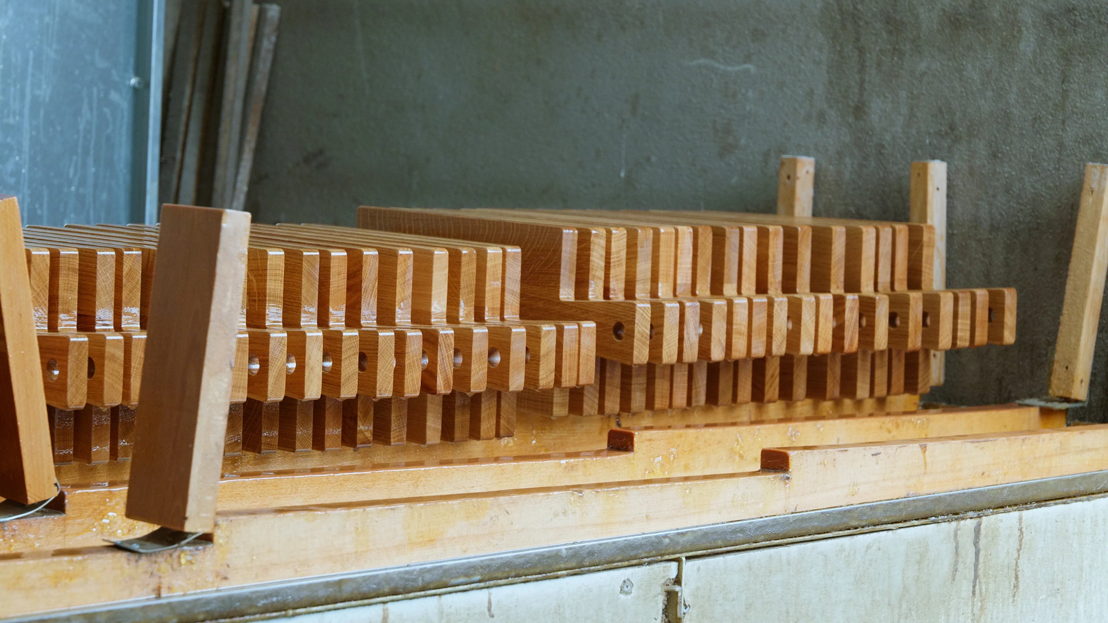 Behind the scenes: Cutting boards in oak wood